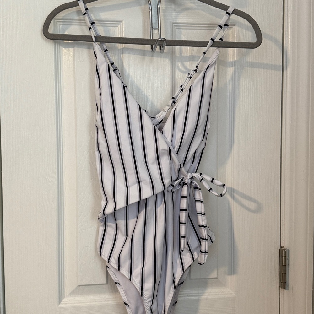Cupshe Black and White Striped One Piece Swimsuit